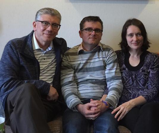 Marius si Ruth Bodnariu cu pastorul Cristian Ionescu